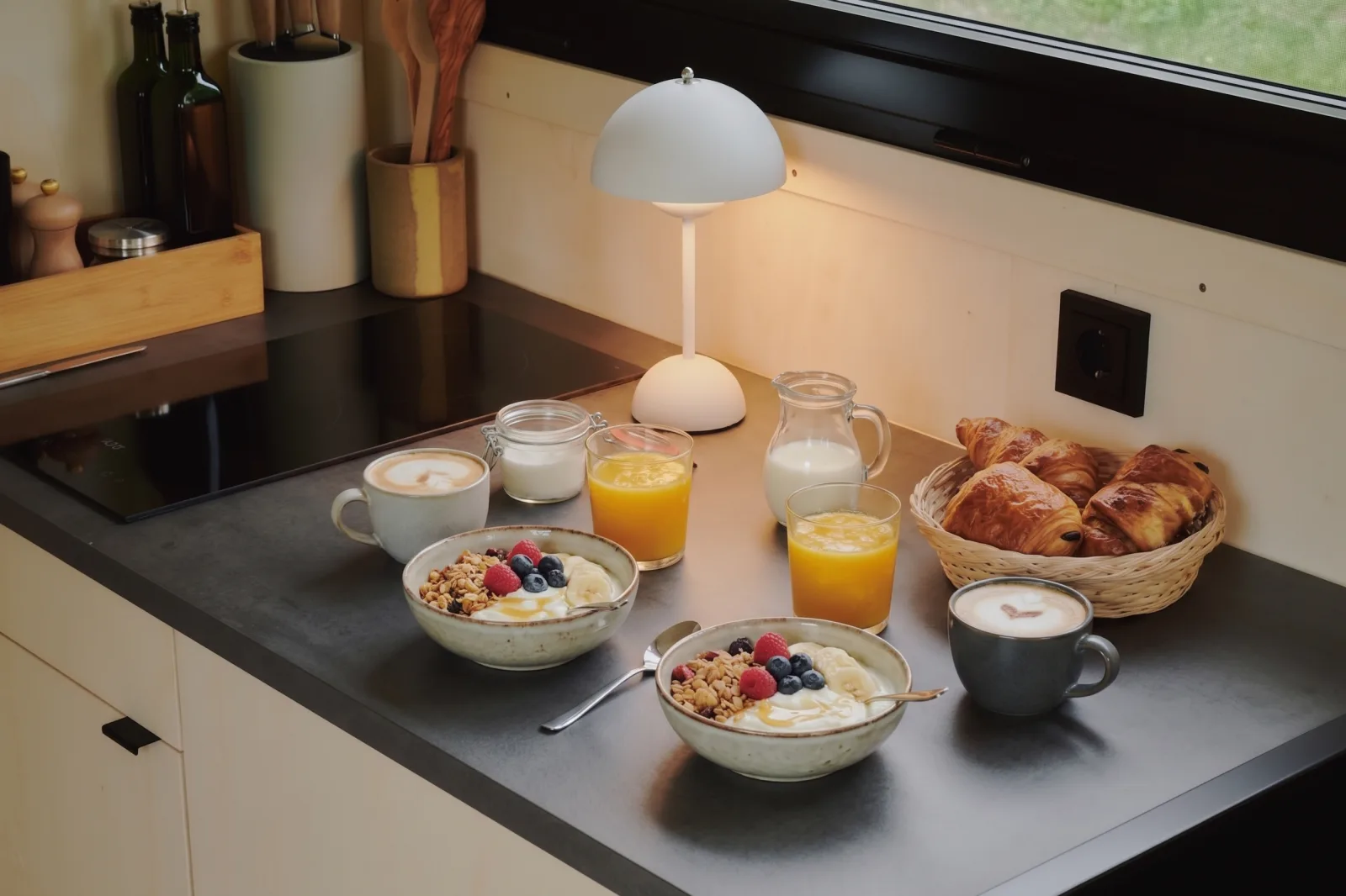 Frühstück mit Croissants und Obst